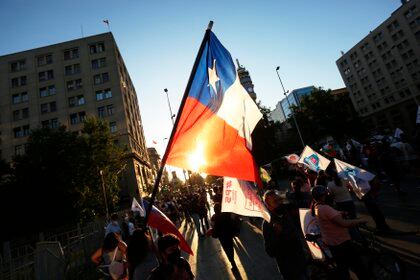 Personas adherentes a la opción Apruebo del próximo plebiscito en Chile se manifiestan durante un banderazo de cierre de campaña, este jueves, en Santiago (Chile). EFE/Elvis Gonzalez