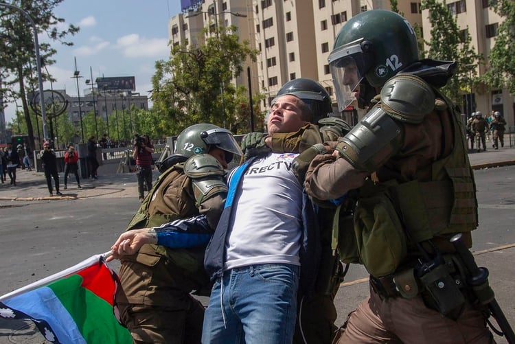 La policía arresta a un manifestante en Santiago; más de 1.500 han sido detenidos desde que iniciaron las protestas la semana pasada (Foto: Claudio Reyes/ AFP)
