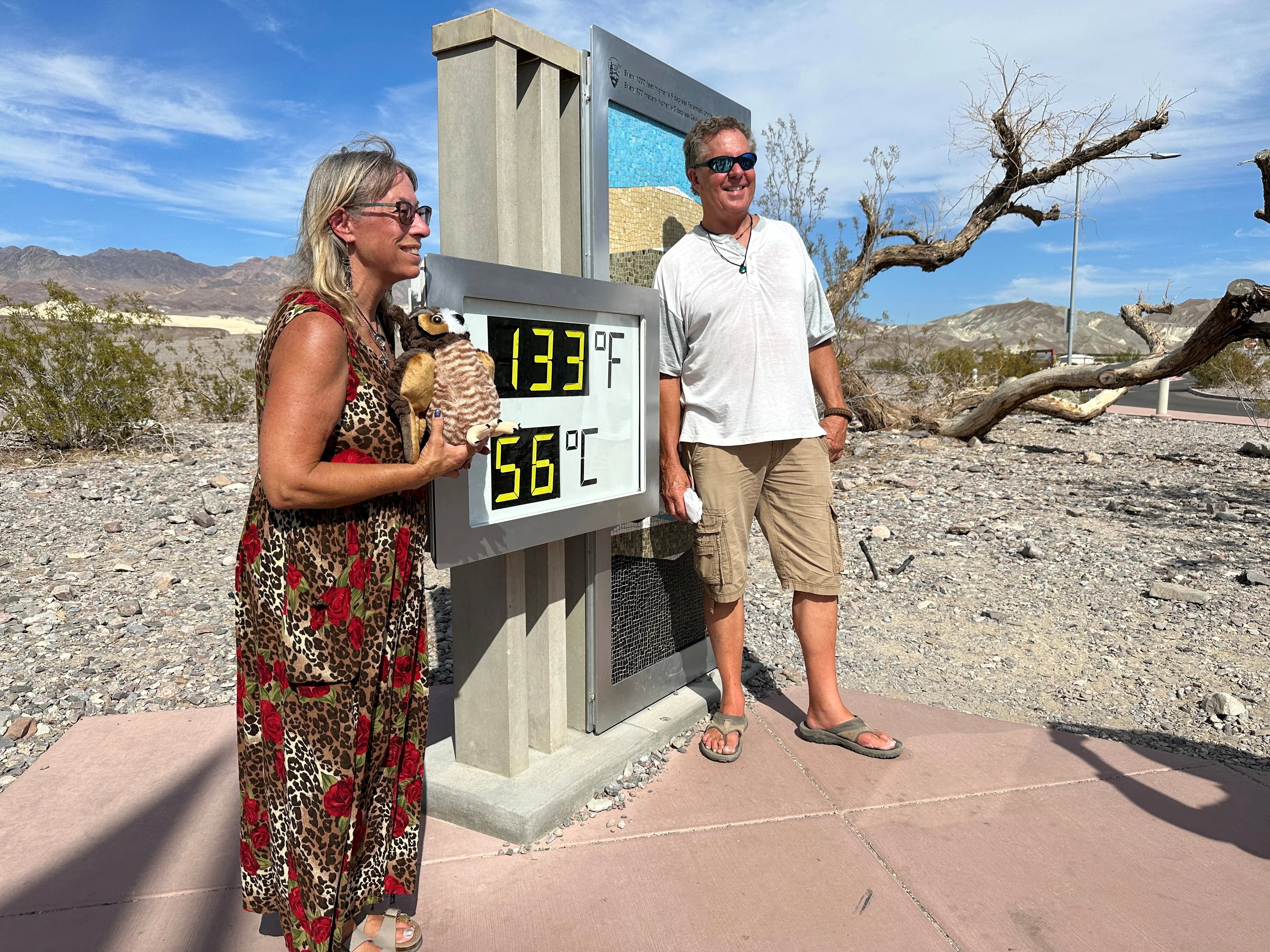 Los turistas posan con una pantalla de temperatura no oficial fuera del Centro de Visitantes de Furnace Creek en Death Valley, California (REUTERS/Jorge Garcia)