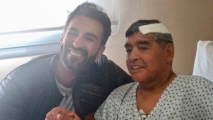 Diego y el doctor Leopoldo Luque, en una de las últimas imágenes del astro con vida, tras ser operado de un hematoma subdural