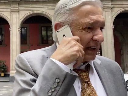 AMLO se dejó grabar usando su celular (Foto: Captura de pantalla)