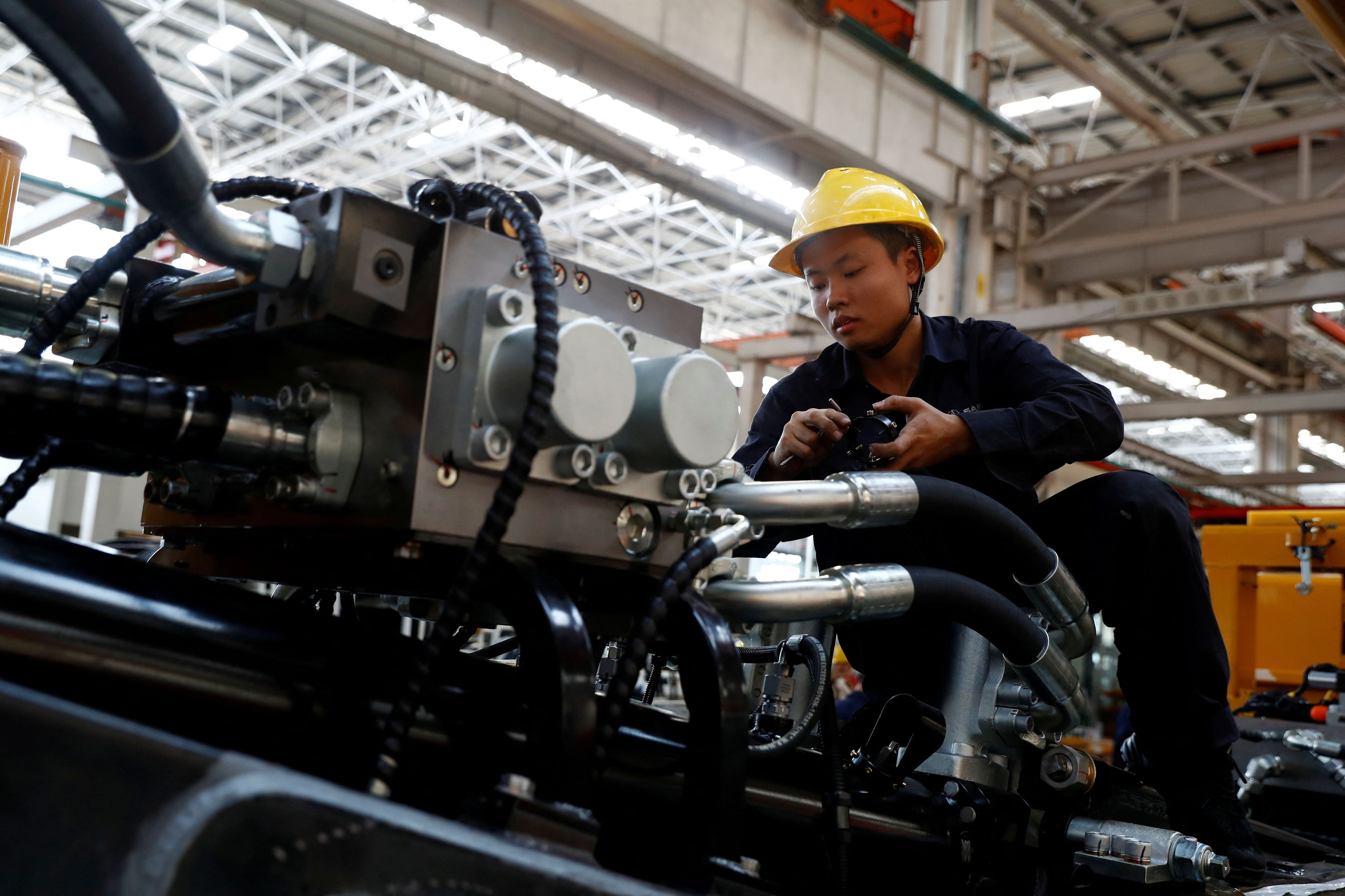 Empleado en una fábrica de Changsha, en Hunan (Reuters)