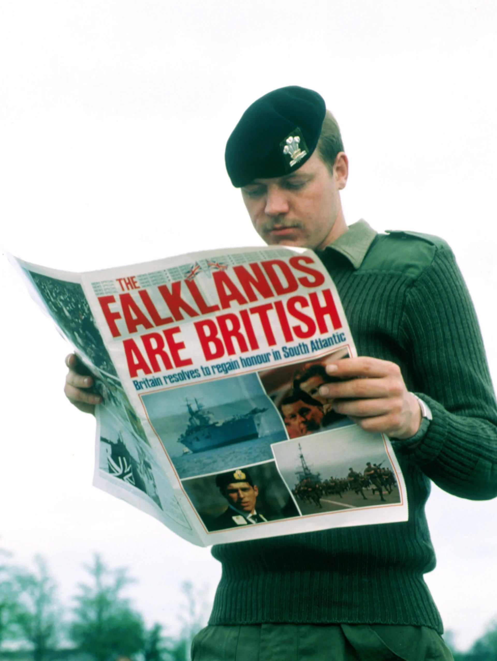 Un soldado británico lee el diario luego de la recuperación argentina de las Islas Malvinas: “Las Falklands son británicas. Gran Bretaña resuelve recuperar el honor en el Atlántico Sur”, dice el titular en letra catástrofe (Liaison)