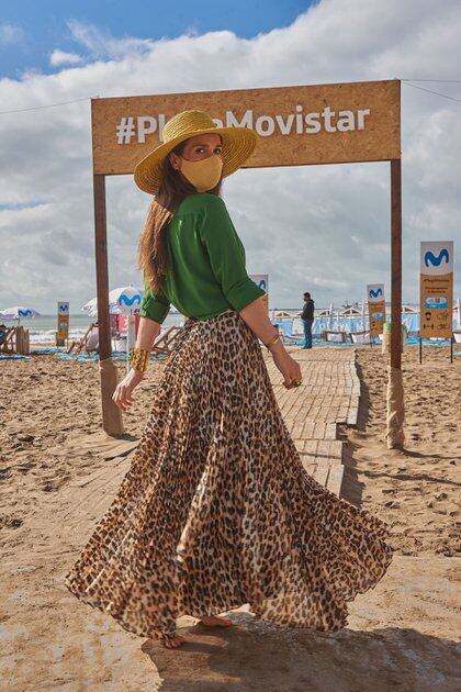 Natalia Oreiro llegó a la playa con tapabocas y se lo quitó para cantar. Antes, tanto a ella como a todos los turistas, les tomaron la temperatura, como indica el protocolo sanitario