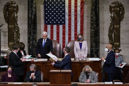 "Considero que mi juramento de sostener y defender la Constitución me impide adjudicarme la autoridad unilateral de determinar cuáles votos electorales se deberían contar y cuáles no”, argumentó Mike Pence y certificó los resultados electorales con la presidenta de la Cámara de Representantes, Nancy Pelosi. (J. Scott Applewhite/REUTERS)