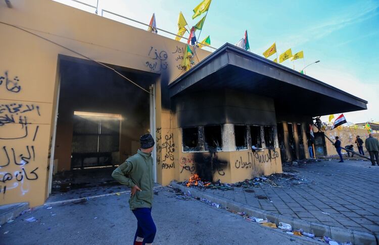 La oficina de recepciÃ³n de la sede diplomÃ¡tica fue incendiada este martes (REUTERS/Thaier al-Sudani)