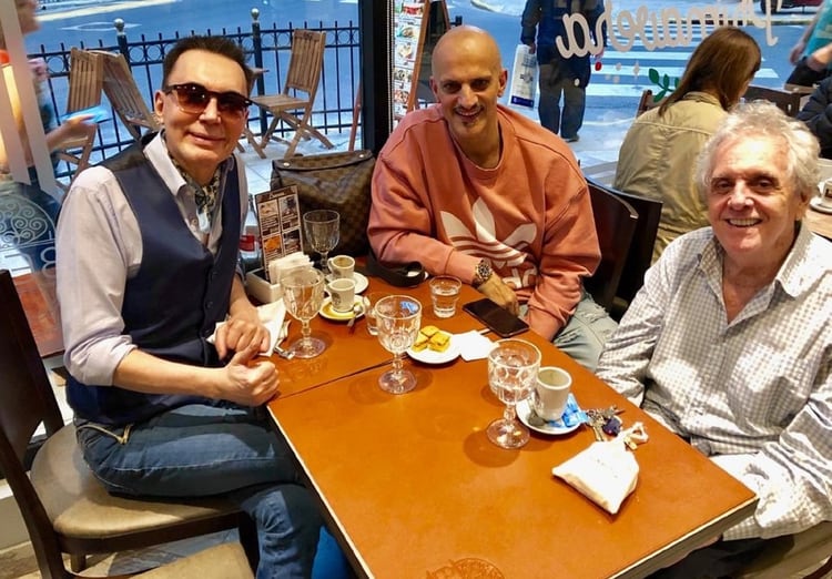 Antonio junto Marcelo Polino y el productor Guillermo Marín, cuando todo eran sonrisas
