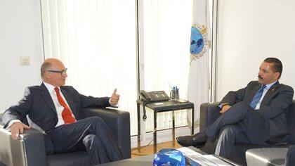 Héctor Timerman y Ronald Noble 