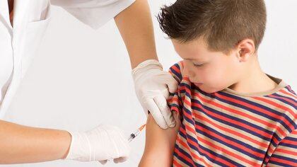 Un adolescente es vacunado contra el covid-19