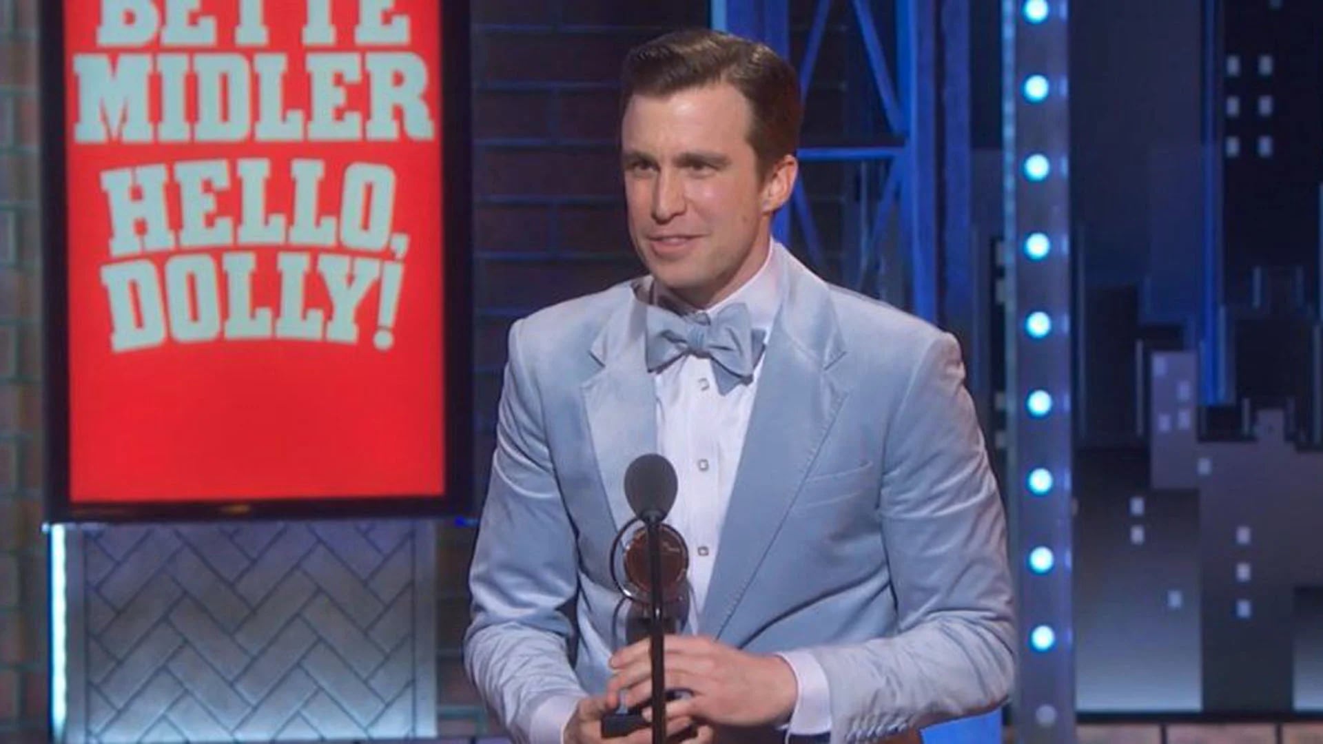 Gavin Creel recibe su Premio Tony por su trabajo en Hello, Dolly!