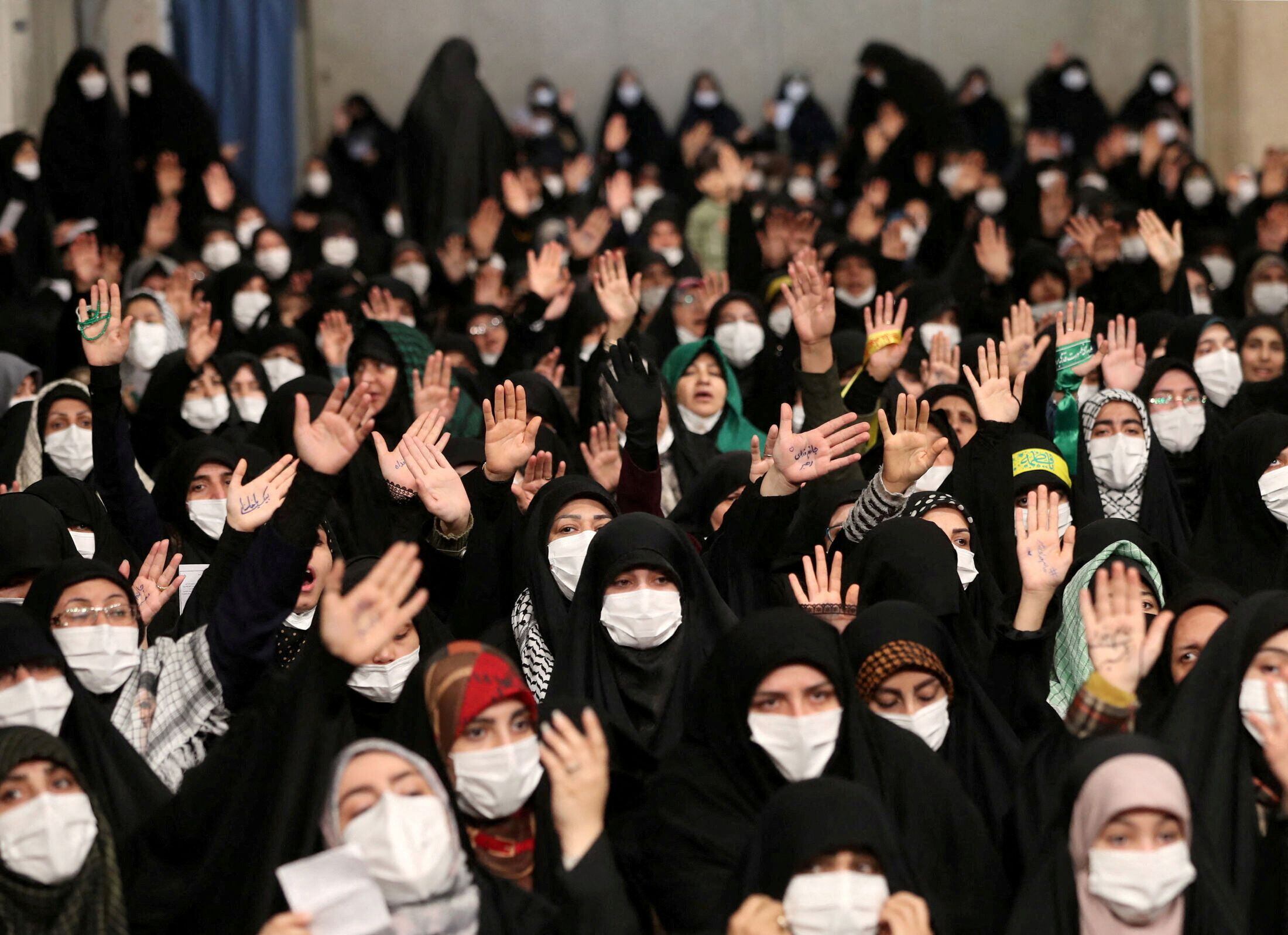 Un grupo de personas y clérigos de la ciudad de Qom asisten a una reunión con el Líder Supremo de Irán, el ayatolá Ali Khamenei, en Teherán, Irán, 9 de enero de 2023. Oficina del Líder Supremo iraní/WANA (Agencia de Noticias de Asia Occidental)/Handout via REUTERS/Archivo