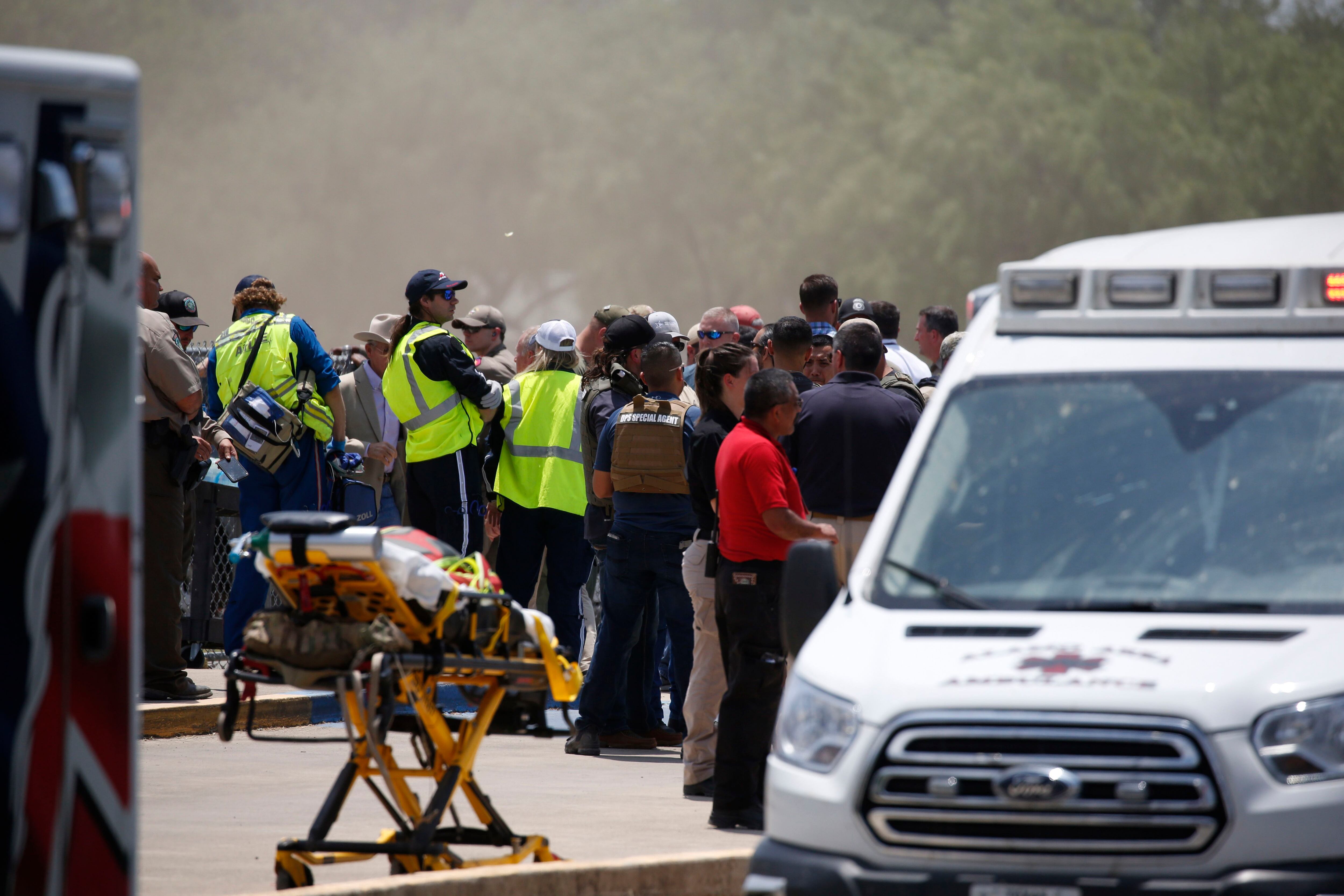 El personal de emergencia se reúne cerca de la Escuela Primaria Robb luego de un tiroteo, el martes 24 de mayo de 2022, en Uvalde, Texas (AP Photo/Dario Lopez-Mills)