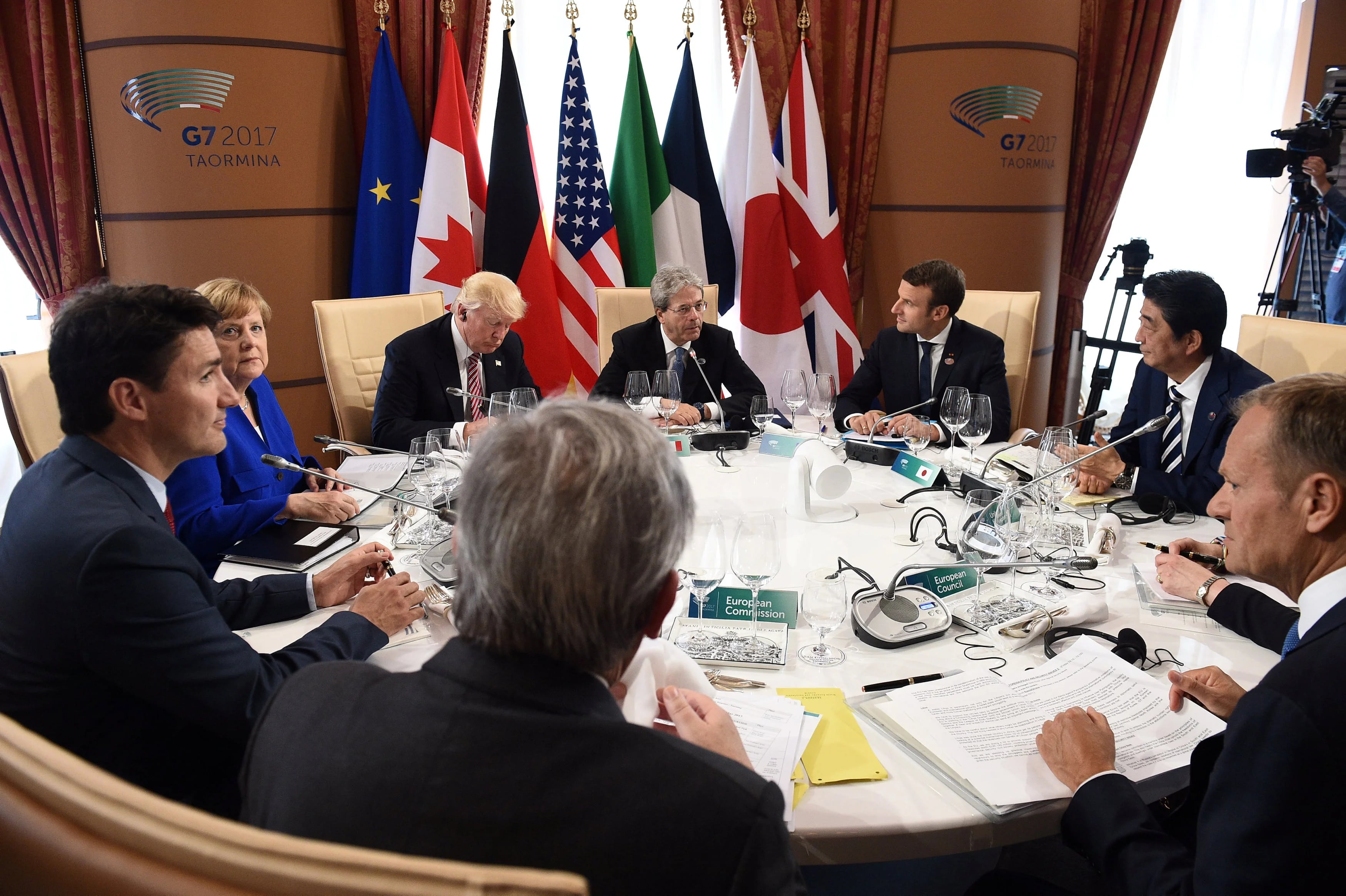 Los líderes del G7 en medio de negociaciones en Taormina el 26 de mayo de 2017 (Reuters)