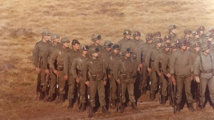 El 25 formando filas: Aguiar recuerda a cada integrante de su sección con nombre y apellido. Foto: Gentileza teniente coronel retirado Abel Aguiar.