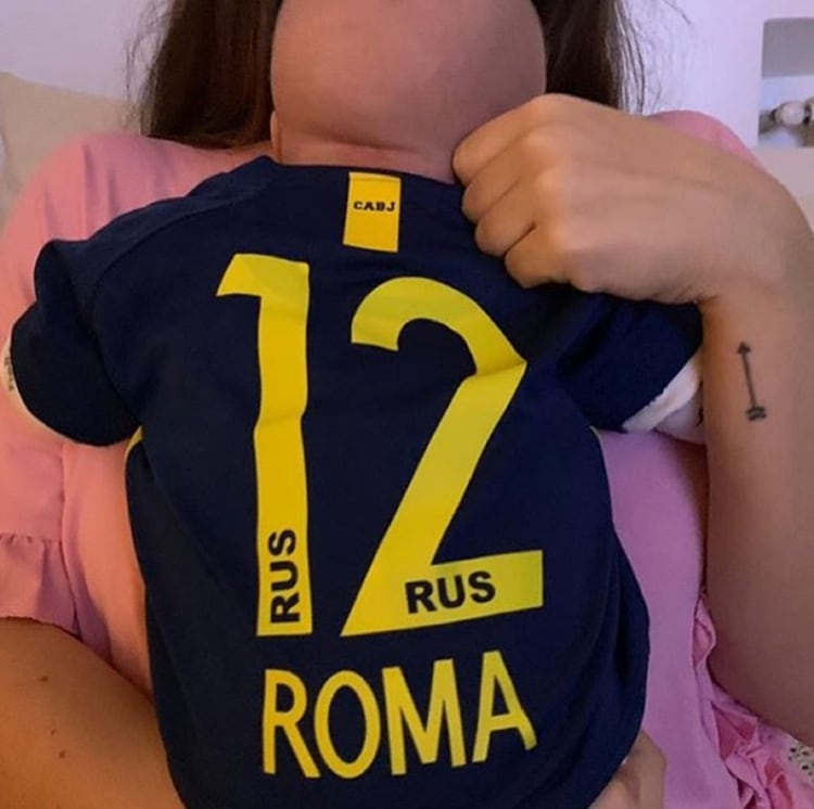 La foto que compartió Dalma, de su pequeña Roma, con la camiseta de Boca (Foto: Instagram)