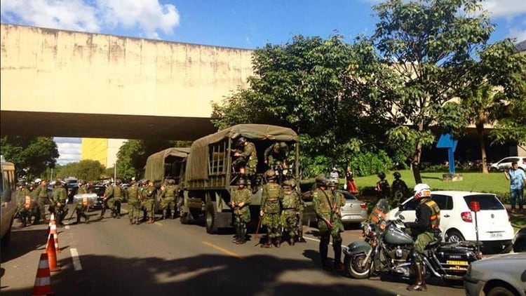 El Ejército respalda las medidas adoptadas por Jair Bolsonaro contra el coronavirus