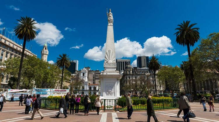 La Plaza de Mayo es uno de los lugares más emblemáticos de la ciudad y es un punto conector con otros sitios claves de la ciudad