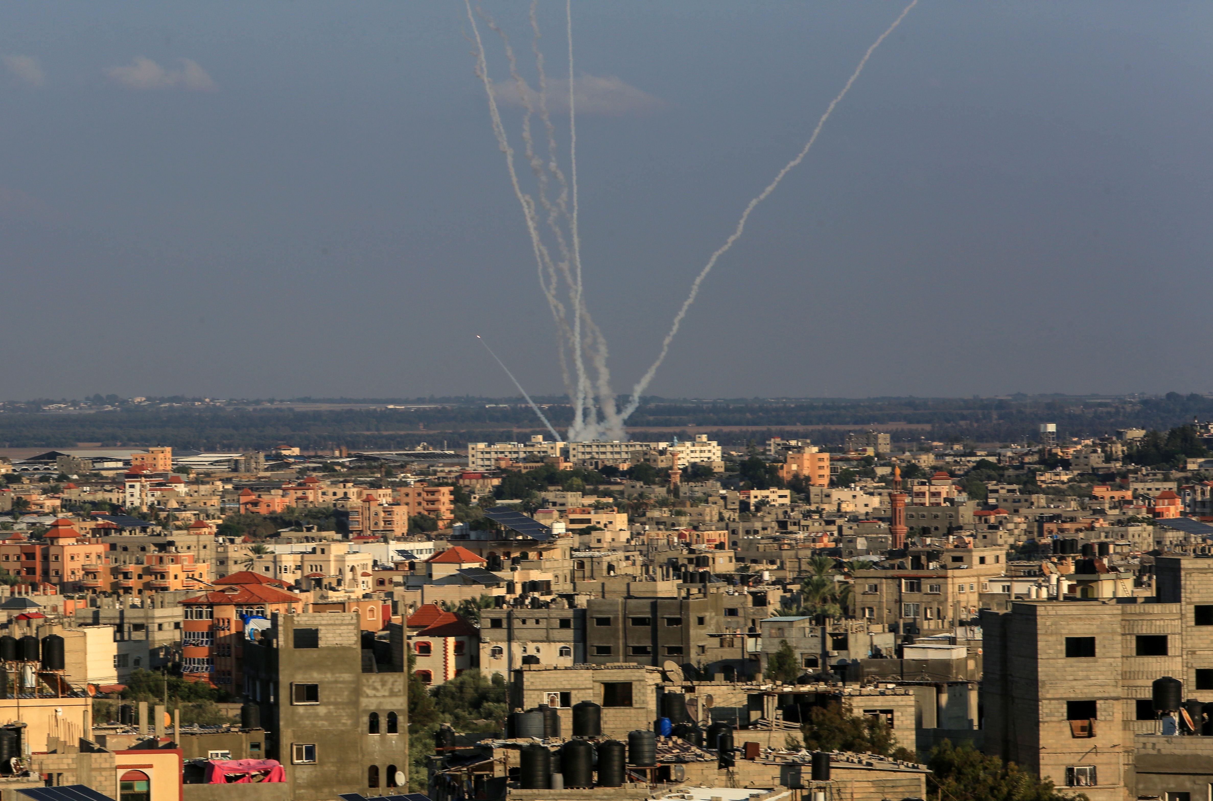 Varios cohetes lanzados desde la Franja de Gaza este jueves (Abed Rahim Khatib/dpa)

