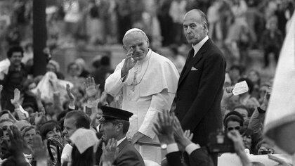 Giscard d'Estaing junto al papa Juan Pablo II en 1980 (AFP)