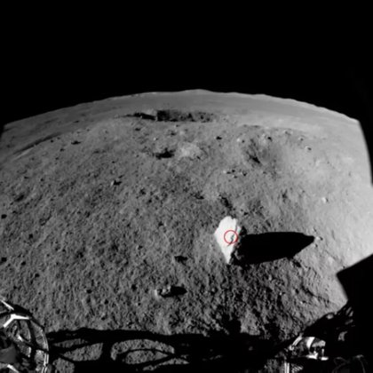Una imagen de la cámara de navegación de la roca alargada "hito" detectada en el lado lejano de la luna por el rover Yutu 2 de China. (Crédito de la imagen: CNSA)