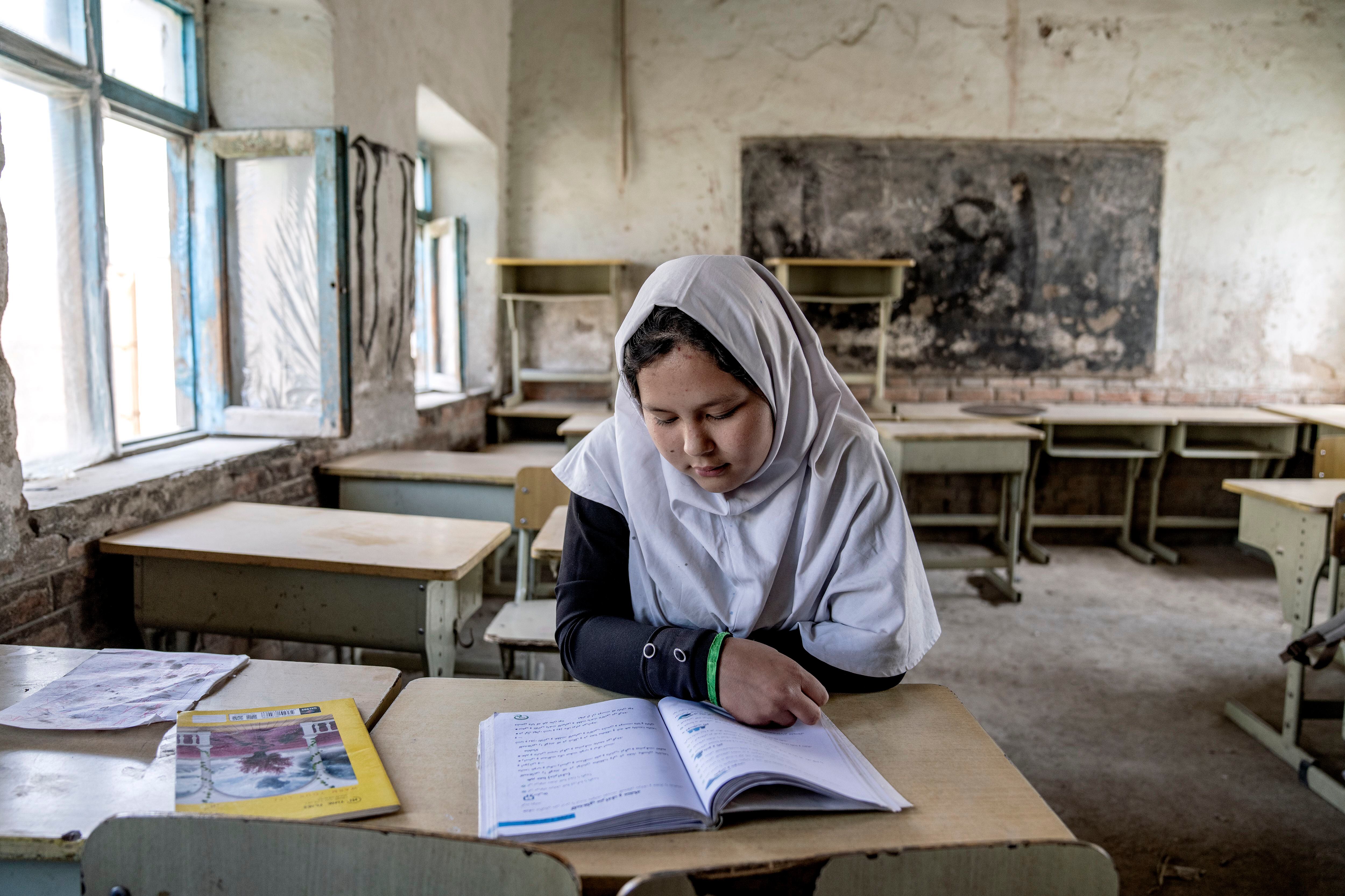 Una niña lee un libro en su sala en el primer día del nuevo curso escolar el año pasado en Kabul. Este año, los talibanes vetaron a sin las alumnas a partir de sexto grado (AP Foto/Ebrahim Noroozi, Archivo)