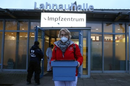 Corina Naujoks, de la Cruz Roja, carga las dosis para llevarlas a un centro para ancioanos en Dillenburg (Reuters)