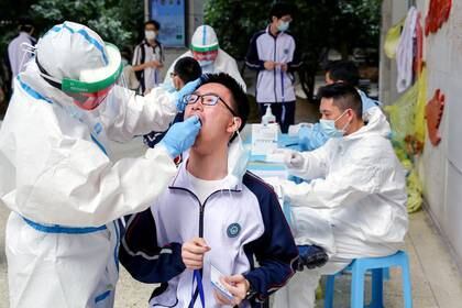 Pruebas de coronavirus en la Escuela Secundaria Experimental Hubei Wuchang, en Wuhan, en la provincia china de Hubei, el 30 de abril de 2020. cnsphoto via REUTERS