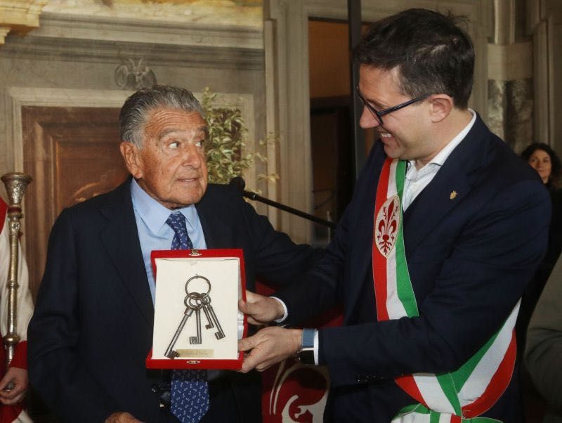 Eduardo Eurnekián recibe llaves Ciudad de Florencia
