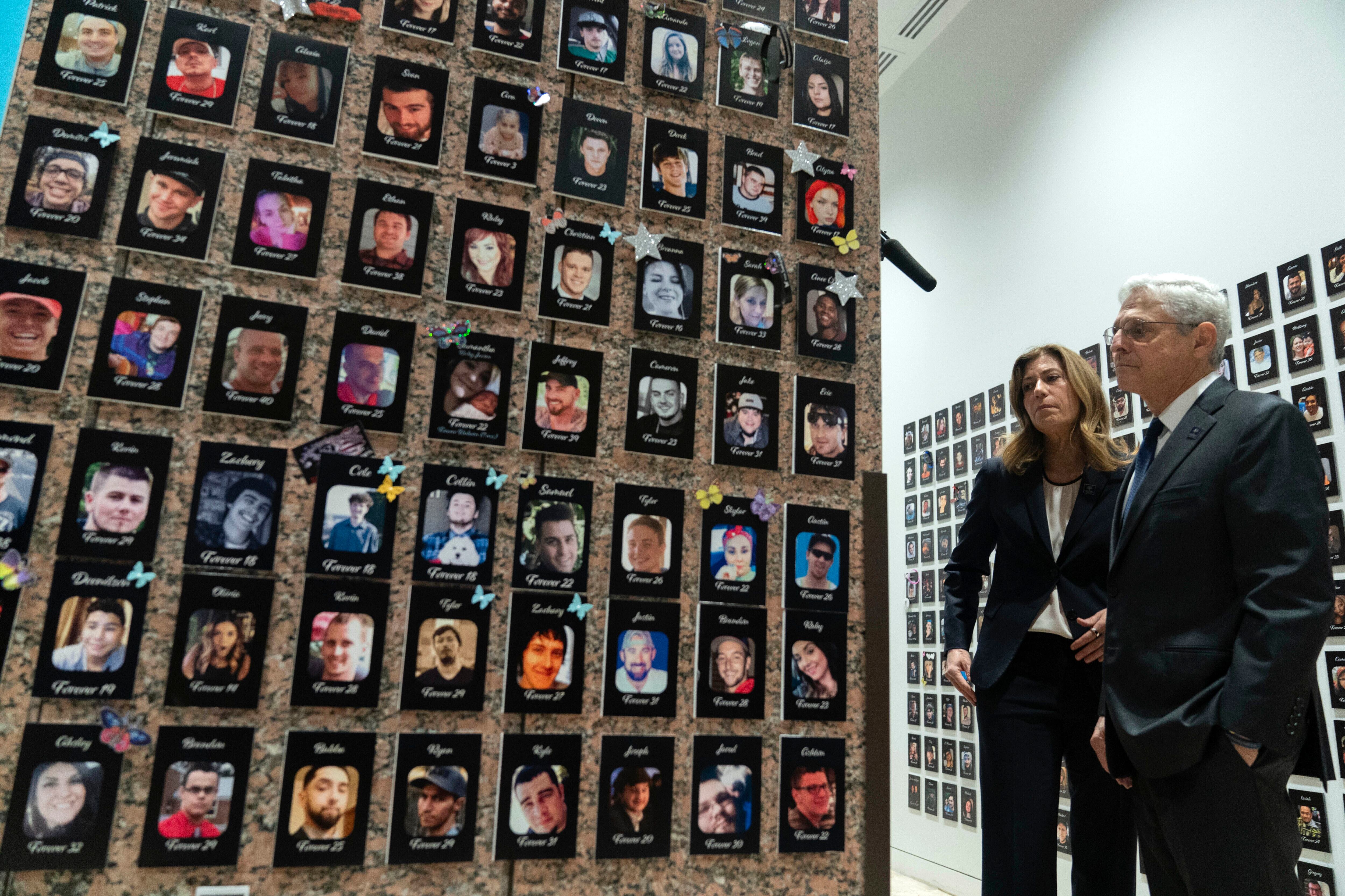 El secretario de Justicia de EEUU Merrick Garland, junto con la administradora de la DEA Anne Milgram, con retratos de personas que murieron por drogas, en Washington, el 26 de septiembre de 2023. (Foto AP /Jose Luis Magana)