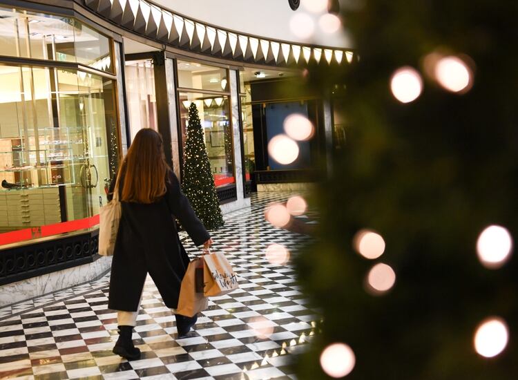 Las compras navideñas tuvieron una caída del 3% en comparación con 2018 (REUTERS/Annegret Hilse)