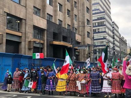 FRENAAA supporters extended the sit-in in the Zócalo (Photo: Twitter @ OficialFrenaaa)