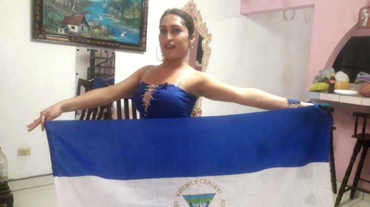 Kysha López luego de ser liberada posa con la bandera de Nicaragua invertida como símbolo de protesta. (Cortesía/Kysha López.