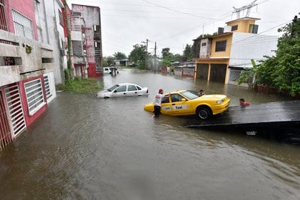 La contingencia por las inundaciones se suma a la vigente por la pandemia de COVID-19, que en Tabasco ha dejado 32,115 casos confirmados y 2,840 defunciones. (Foto: EFE)