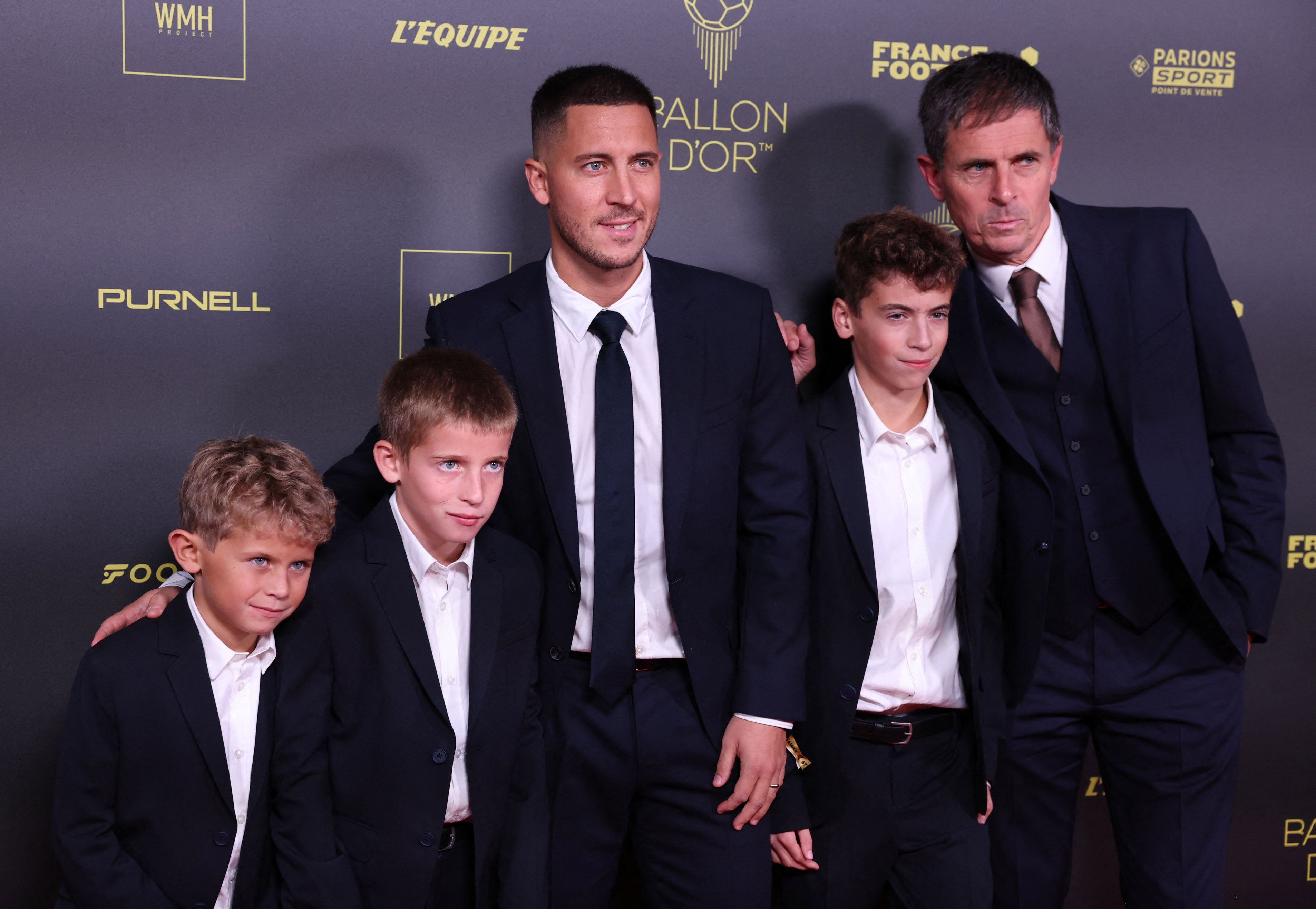 El futbolista recientemente retirado Eden Hazard llegó con parte de su familia al evento: todos optaron por un estilo clásico en tonos oscuros 
/REUTERS/Stephanie Lecocq
