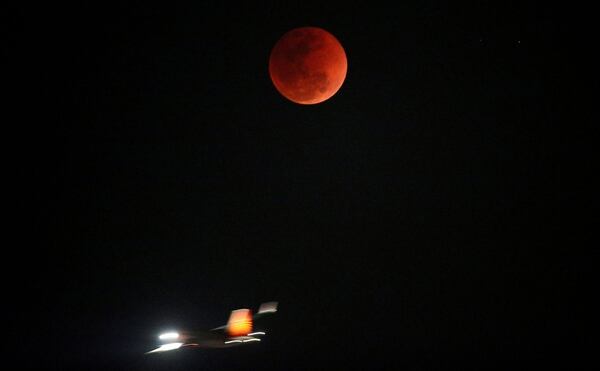 En algunas partes del mundo verÃ¡n el viernes un eclipse lunar (REUTERS/Amit Dave)