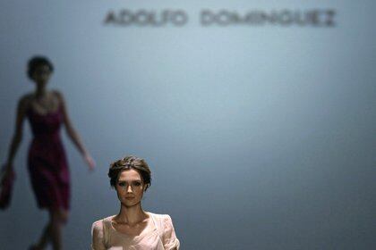 FOTO DE ARCHIVO: Dos modelos durante un desfile de de Adolfo Domínguez en Madrid, España, en septiembre de 2009. REUTERS/Juan Medina