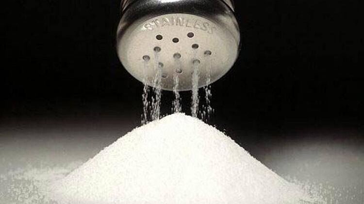 La sal en exceso produce graves problemas en la salud de una persona