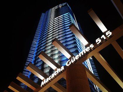 Vista del edificio iluminado con la bandera argentina