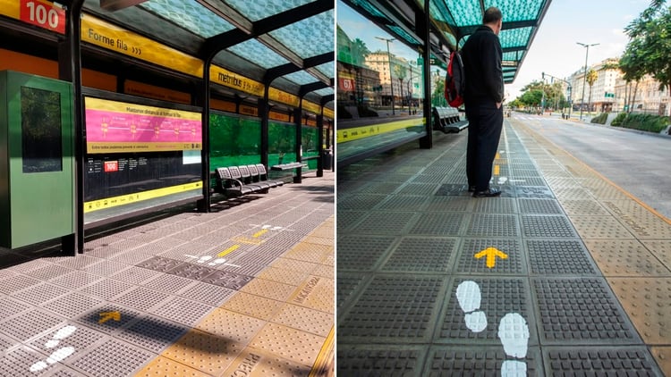 Los pies dibujados sobre el suelo de la estación de Metrobus, con una distancia de cuatro baldosas entre cada una de las figuras