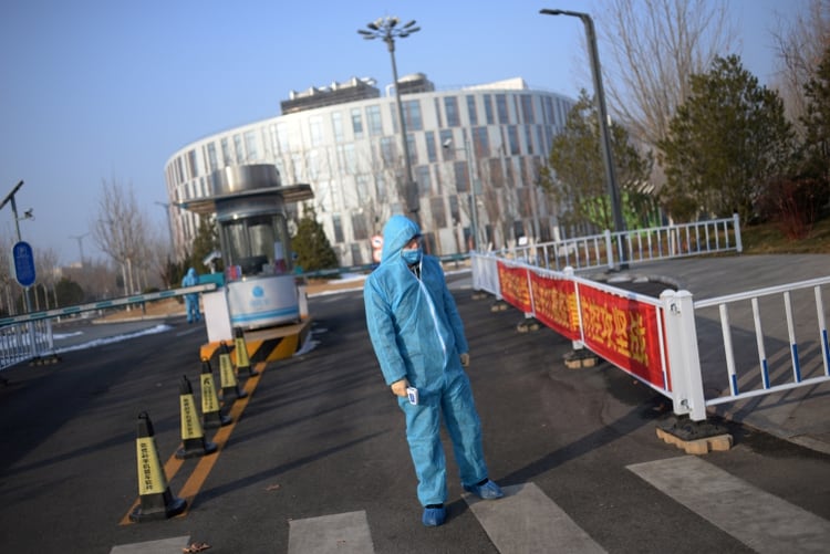 Medidas de seguridad por el coronavirus en Beijing, China, el 10 de febrero de 2020 (REUTERS/Tingshu Wang/File Photo)