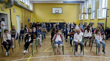 Estudiantes en su primer día de escuela en Varsovia (REUTERS/Kacper Pempel)