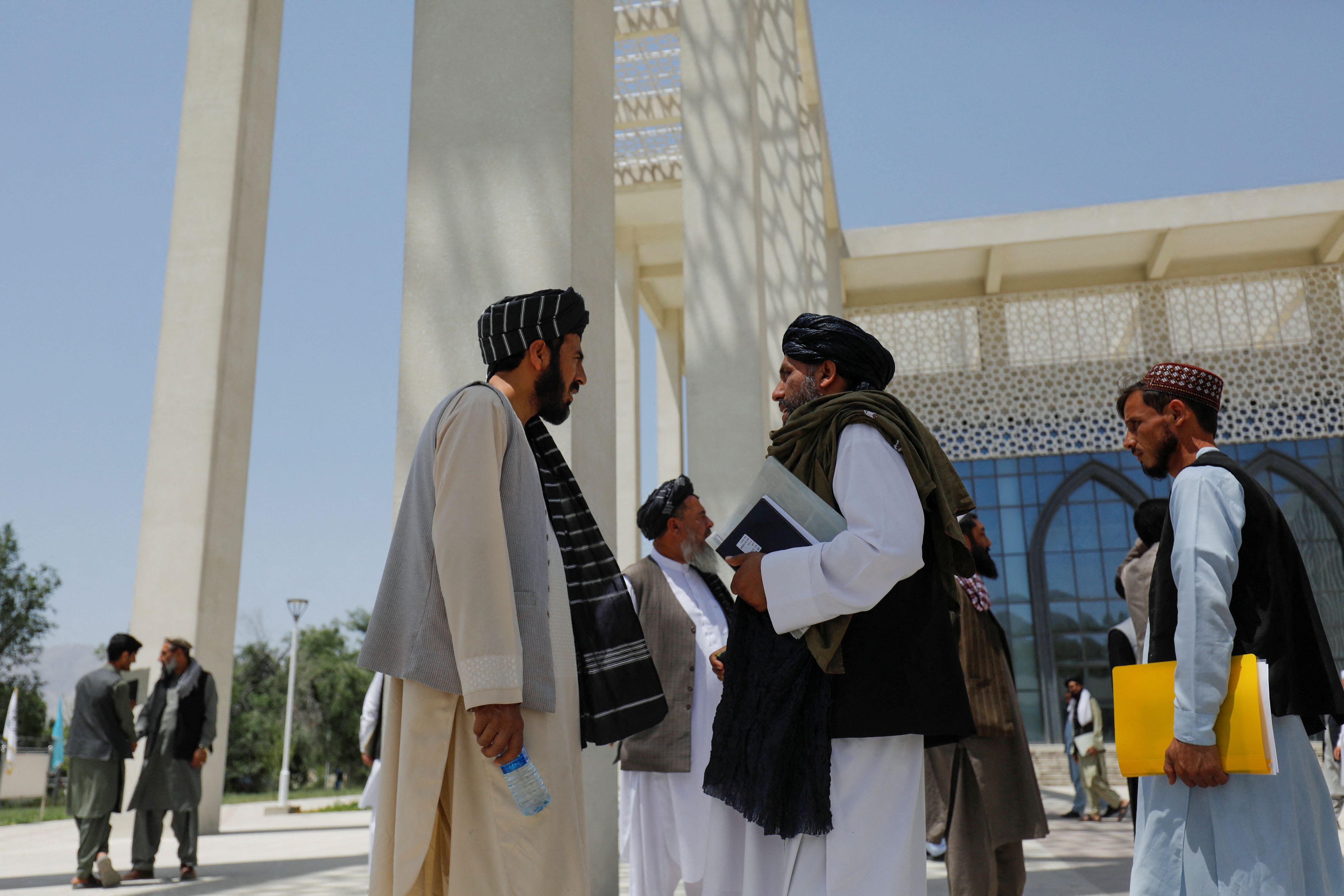 Un grupo de talibanes, vestidos con el atuendo tradicional, reunidos en la Universidad de Kabul. (REUTERS/Ali Khara)