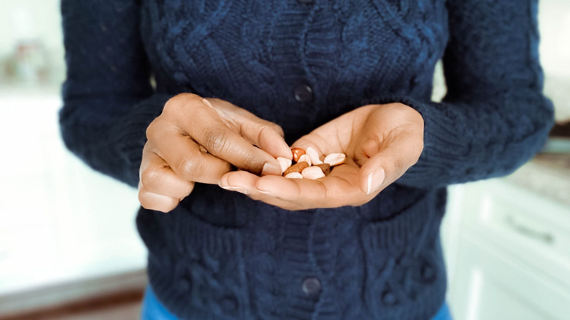 Algunos especialistas recomiendan consumir no más de diez unidades de frutos secos al día mientras que otros asgeuran que la ración ideal es la que entra en el hueco de la mano (Getty)