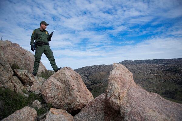 Agentes de la Patrulla Fronteriza revisan la zona después de recibir un llamado en Tecate, California (AFP)