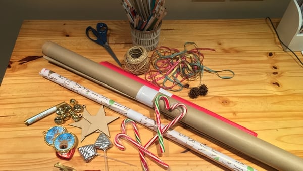 Con tres tipos de papeles, chocolates y bastones, diferentes cintas y cascabeles, se puede envolver un regalo y presentarlo en el árbolito de navidad.