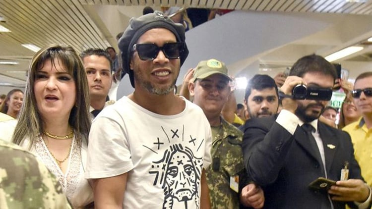 Ronaldinho llegó al aeropuerto de Asunción. A su izquierda, Dalia López, la empresaria apuntada por la justicia paraguaya