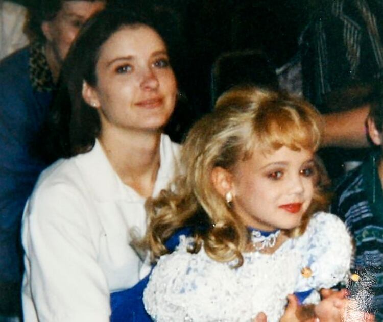 JonBénet junto a su madre en una de los tantos concursos de belleza donde la mujer llevó a su hija (Foto: especial)