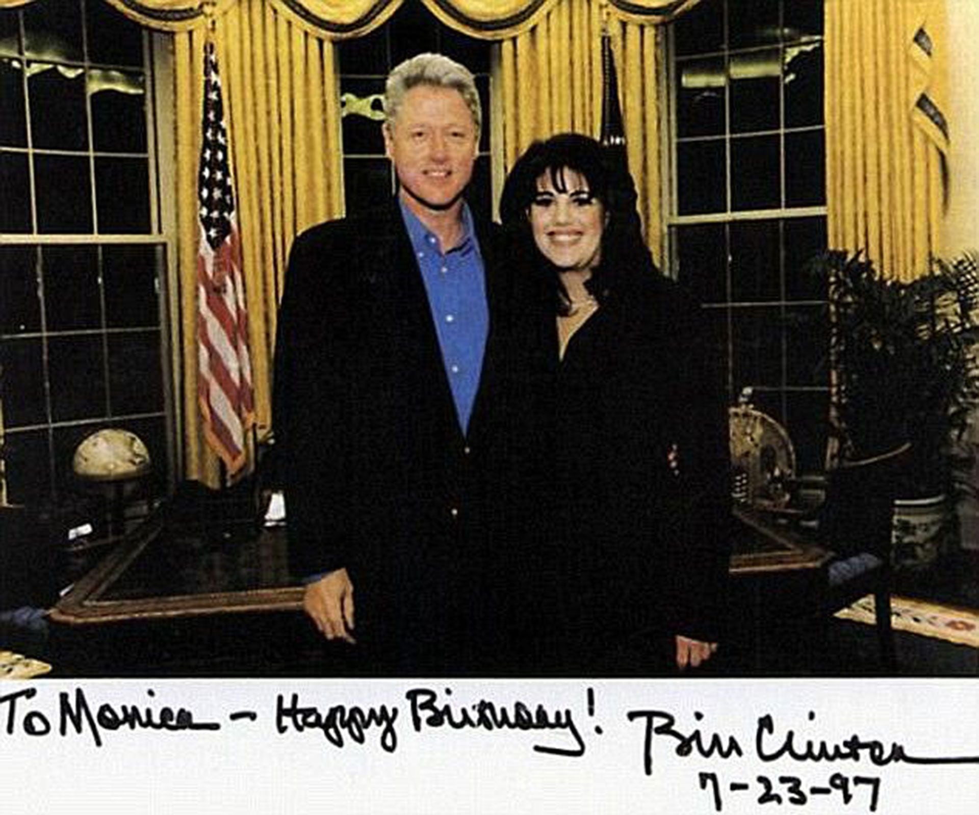 Una tarjeta de saludo de cumpleaños de Bill Clinton hacia Monica Lewinsky. La relación entre ambos duró 18 meses