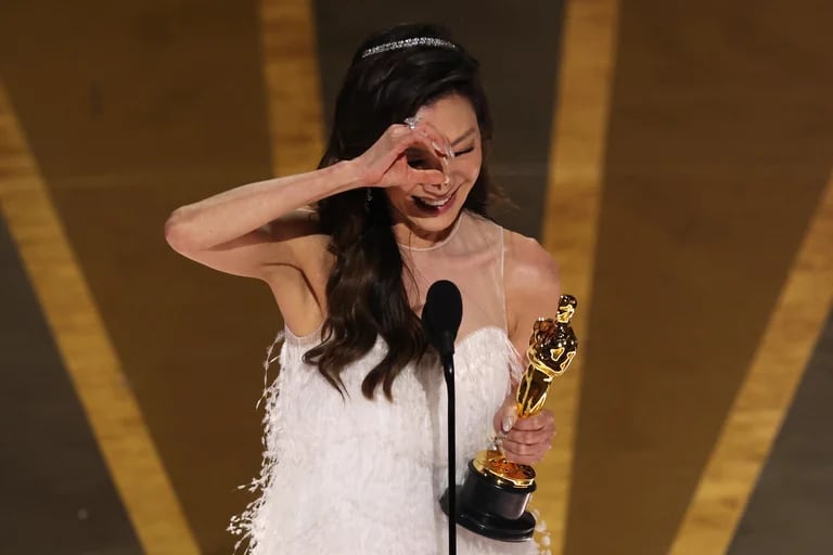  El sexto Oscar de la noche para la película fue el de Michelle Yeoh, quien tenía una dura batalla contra Cate Blanchett 
