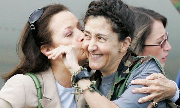 Betancourt es abrazada por su madre tras la liberación por parte de fuerzas del ejército colombiano el 2 de julio de 2008. AP 